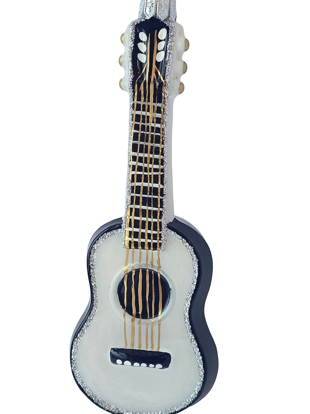 Gitaros žaisliuko grifo ir stygų detalė Gitara – stiklinio žaisliuko detalė: grifas su juodais laukeliais, auksinės stygos ir apvali garso anga