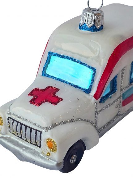 Greitosios automobilis iš arti – raudonas kryžius ant kapoto, sidabrinės grotelės ir žydras priekinis stiklas