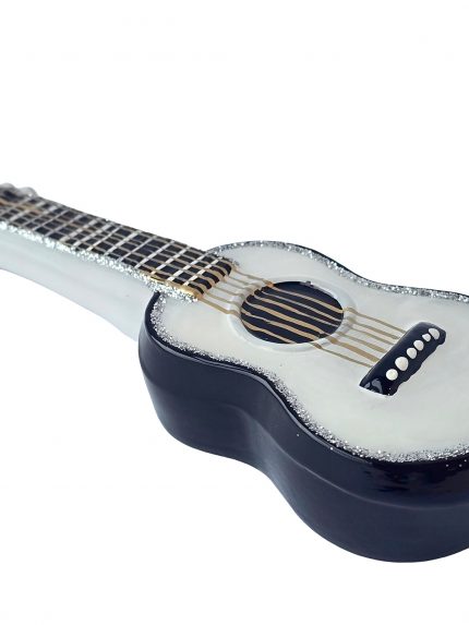 Kalėdinis žaisliukas gitara iš šono – juodi korpuso šonai, balta deka ir garso anga su stygomis