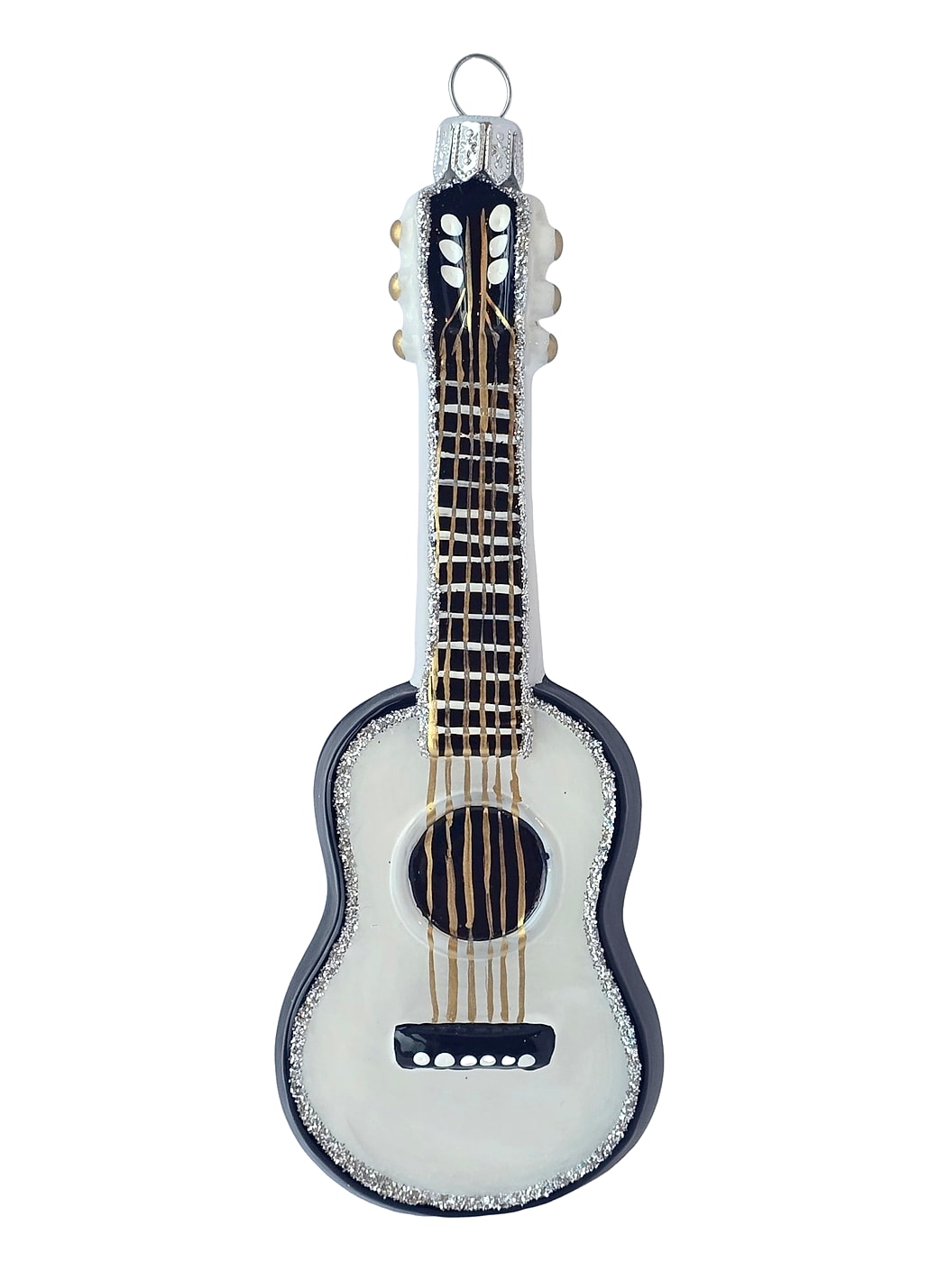Stiklinis kalėdinis žaisliukas gitara Stiklinis eglutės žaisliukas gitara – balta deka, juodas kraštas ir sidabriniai blizgučiai, vaizdas iš priekio